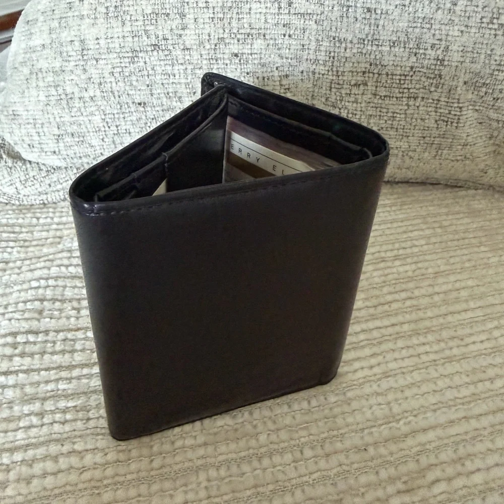 Perry Ellis EUC Black Leather Trifold Wallet 4x3.5